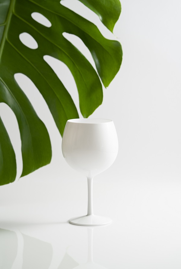 Imagen que muestra una copa de balón blanca de la marca BASSOS, los vasos que no se rompen.