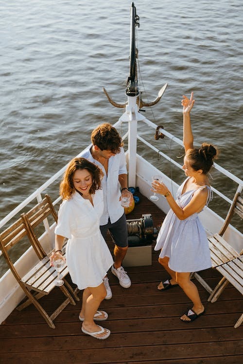 Imagen que muestra a tres personas disfrutando de una fiesta con las copas irrompibles para barcos de BASSOS