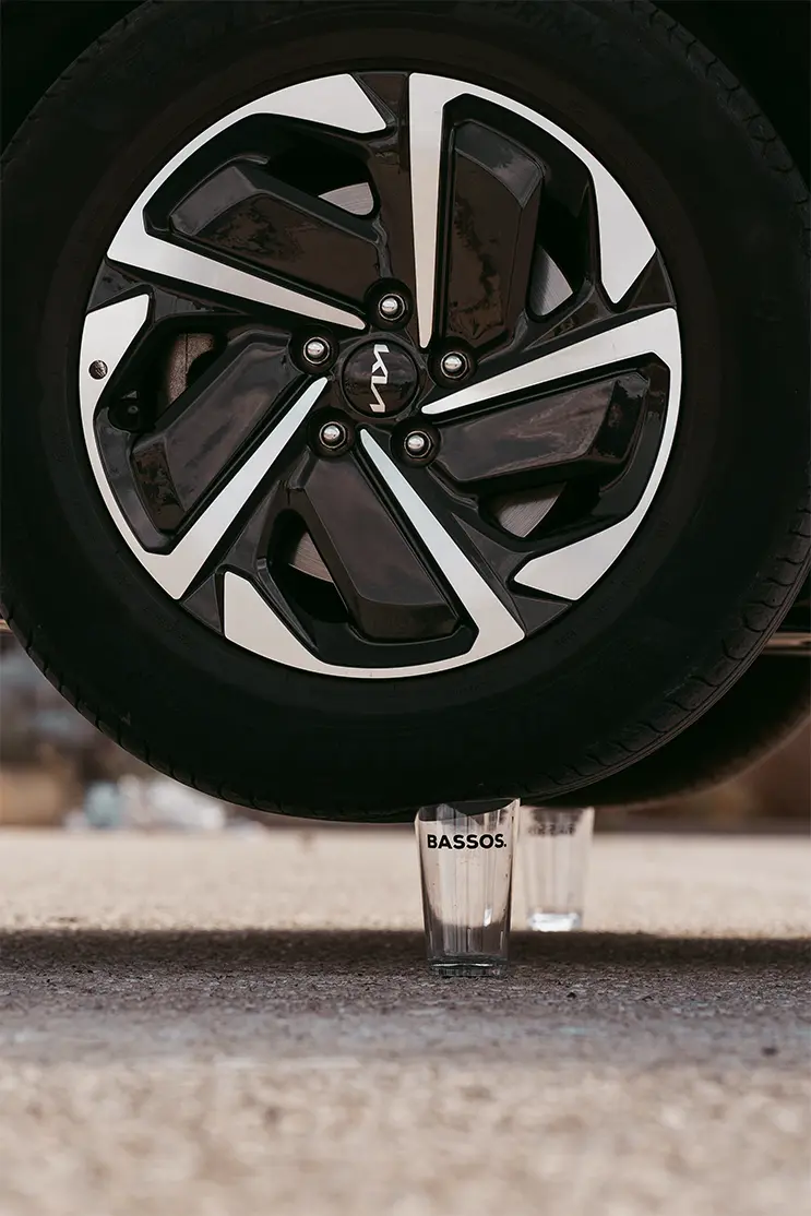 Un vaso de BASSOS debajo de un coche para ilustrár qué es el Tritán