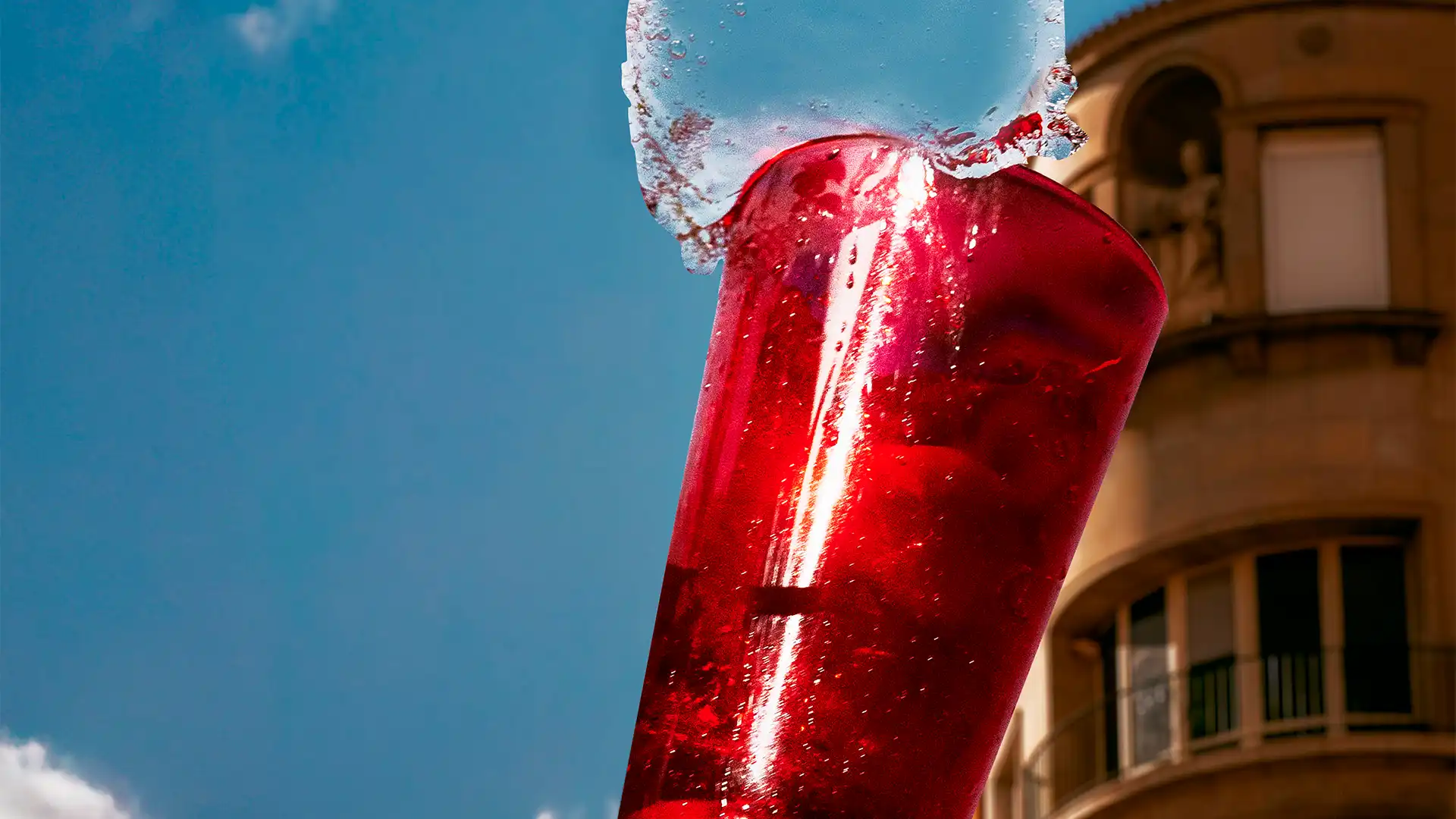 Vasos de Tritán Irrompibles de BASSOS volando por los aires
