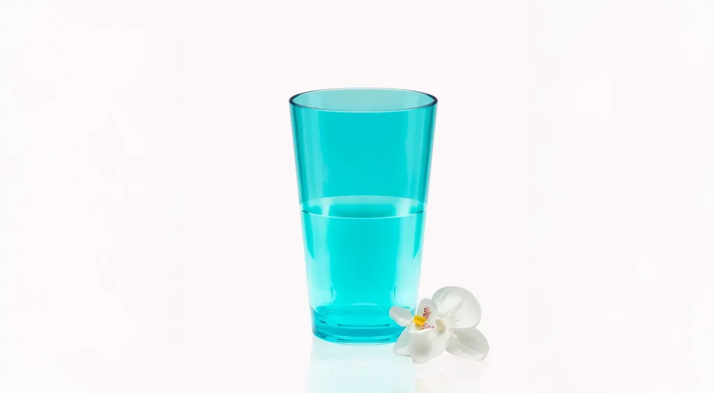 Vaso de Gin Tonic de color azul, simboliza ser parte de la lista de mejor vaso para discoteca de BASSOS