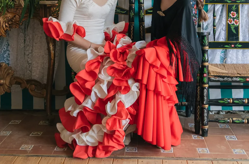 Mujeres hablando sentadas en la Feria de Abril de Sevilla